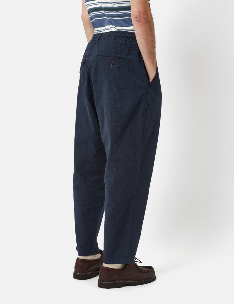 Universal Works Pantalon de Survêtement Plissé en Seersucker (Coupe Décontractée) - Bleu Marine