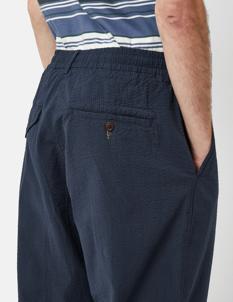 Universal Works Pantalon de Survêtement Plissé en Seersucker (Coupe Décontractée) - Bleu Marine